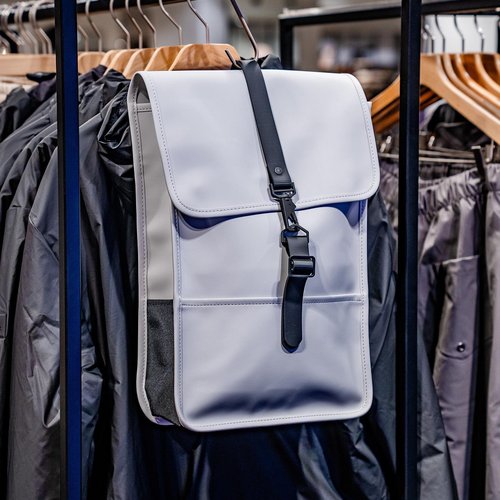 Bring Farbe in graue Regentage mit den angesagten Regentaschen von RAINS! 🌧️
Diese wasserabweisenden Taschen sind nicht...