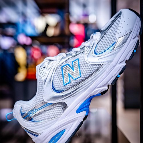 Begib dich mit dem @newbalance 530 Sneaker auf eine Zeitreise in die 90er! 🚀

#90s #newbalance #newbalance530 #trend...