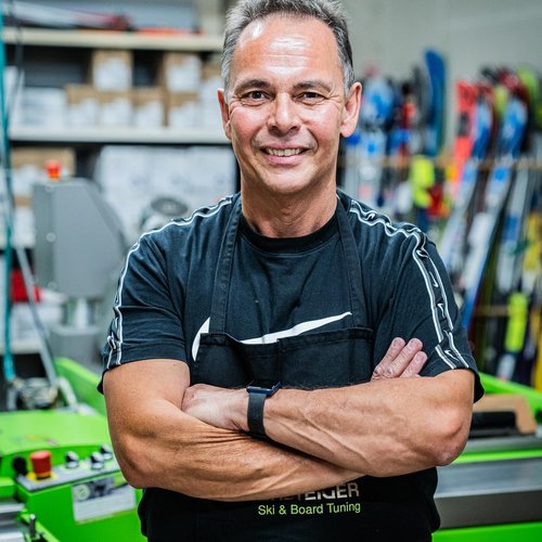 Mach dich bereit für die Piste mit dem BUNGERT Ski-/Snowboardservice.🎿 Stephan, unser Skiexperte, steht bereit, um deine...